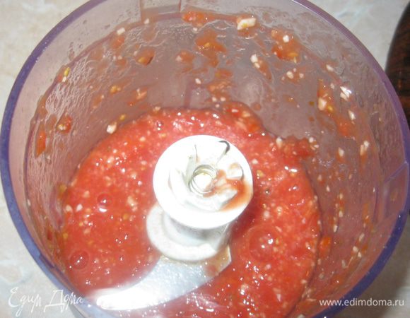 Четыре помидора в собственном соку и три зубчика чеснока размолол в блендере и выложил в сковородку.