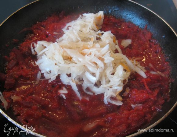 Еще добавил жмень квашеной капусты, долил в сковороду сок от помидоров и капустный рассол.