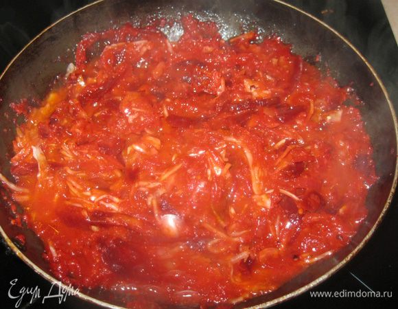 Все посолил, поперчил, перемешал и оставил тушиться под крышкой.