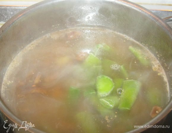 Пока заправка тушилась, я положил в кастрюлю с бульоном нарезанную картофелину и немного зеленой фасоли.