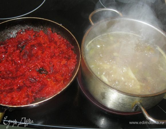 Готовность заправки определяется по свекле. Если она мягкая значит готово. Правда, я люблю, когда свекла слегка твердая, с хрустинкой.