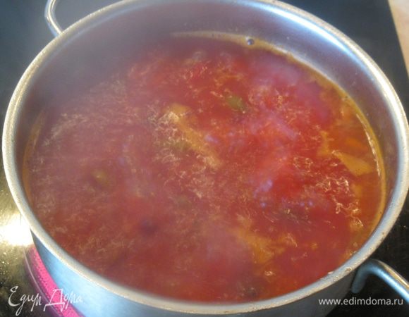 Готовую заправку выложил в кастрюлю, хорошенько перемешал и оставил вариться на пять минут. Грибной борщ готов. Борщ получился густой наваристый и ароматный. Кума даже решила, что я хочу ее оскоромить. Хорошо, что я фотографии сделал. Еле убедил, что в борще мяса нет.