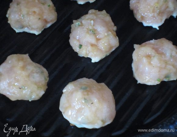 Разогреть в сковороде оливковое масло.Влажными руками сформировать фрикадельки и обжарить до золотистого цвета.