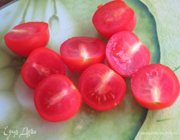 Салат: Помидоры нарезать половинками.