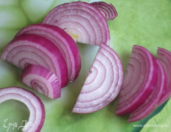 Лук нарезать тонкими полукольцами.