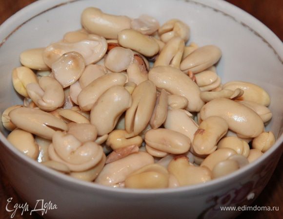 С утра замочила фасоль. Вечером очистила фасоль от кожуры. Не потому, что я такая эстетка, а потому. что дело уже к лету и в фасоли могут поселиться жители - всякие там жучки. Вот чтобы их случайно не отправить в суп, я и очищаю от кожуры фасоль. Извините, за столь пикантные подробности. Просто если вы уверены в качестве фасоли - можно этого не делать. Отправляем фасоль готовиться в отдельной небольшой кастрюльке до полуготовности.