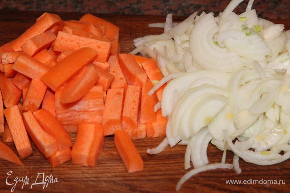Морковь и лук чистим, нарезаем: морковь крупными кусочками, лук - полукольцами.