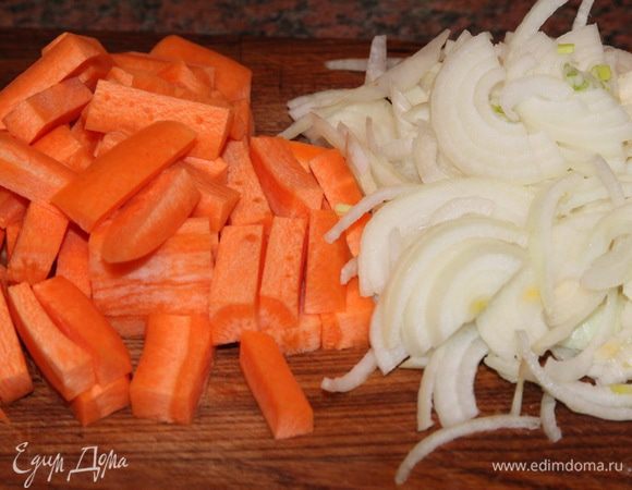 Морковь и лук чистим, нарезаем: морковь крупными кусочками, лук - полукольцами.