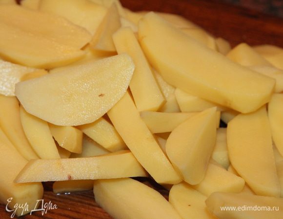 В это время чистим картофель, нарезаем крупными кусочками.