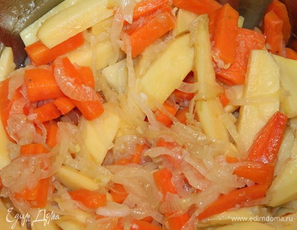 Добавляем к моркови и луку, перемешиваем и тушим под крышкой минуты 2-3.