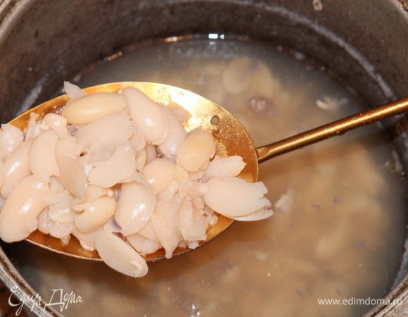 Тем временем фасоль приготовилась до нужной нам степени готовки - она полусырая.