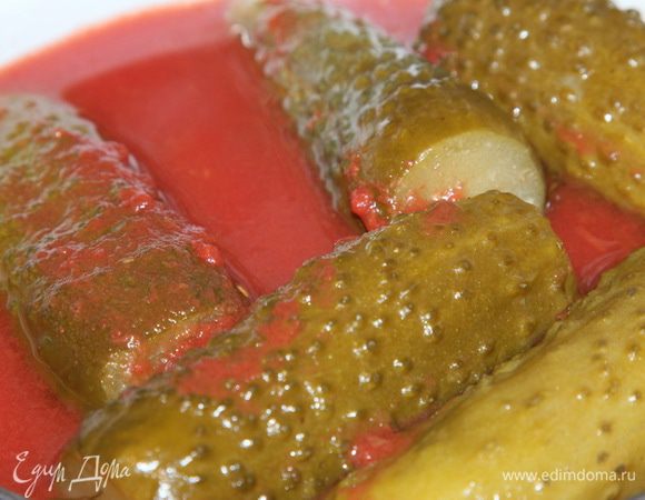 А теперь рассказываю и показываю про пряный томатный сок. Когда я открываю банку с огурцами (в этот раз у меня огурчики холодного посола), то обязательно открываю банку томатного сока.  Рассол с огурцов сливаю и использую для других дел, а огурцы заливаю томатным соком и в таком виде они хранятся в холодильнике. За время хранения они очень хорошо "дружатся" - огурцы, даже самые неудачные, становятся крепкими и хрустящими, а сок набирается пряности и вытягивает лишнюю соль и кислоту их огурчиков. Вот этот сок я и использую для готовки. В общем, 200 мл этого томатного сока я отправляю в кастрюлю следом за спаржевой фасолью.