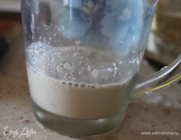 В стакан наливаем слегка теплую воду, добавляем дрожжи и 1 ч.л. сахара. И оставляем на 30 минут.