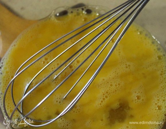 Пока опара отдыхает, берем еще одну глубокую миску, вбиваем туда  3 яйца, перемешиваем их венчиком, добавляем оставшееся молоко, соль, сахар и растопленное сливочное масло. Перемешиваем все до однородности.