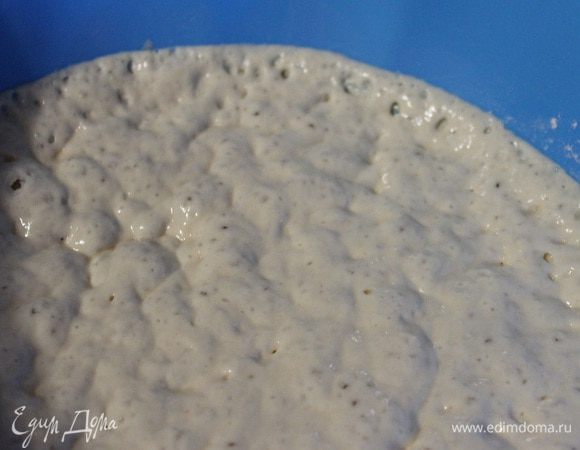 Опара подошла, добавляем в нее яично масляную смесь и хорошо все перемешиваем. Далее постепенно добавляем просеянную муку, каждый раз хорошо вымешивая.