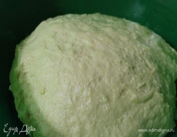 Далее выкладываем наше тесто на доску и хорошенько вымешиваем до такой консистенции, чтобы оно легко отставало и от рук и от рабочей поверхности. Тесто нужно хорошо вымесить в течении 10 минут. Затем формируем шар и кладем его в миску смазанную растительным маслом. Накрываем чистым полотенцем и ставим в теплое место на 3 часа. Через полтора часа тесто нужно обмять.