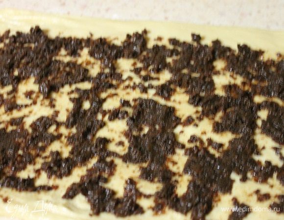 Потом раскатываем еще кусочек теста, равномерно выкладываем изюм и также скручиваем рулетом.