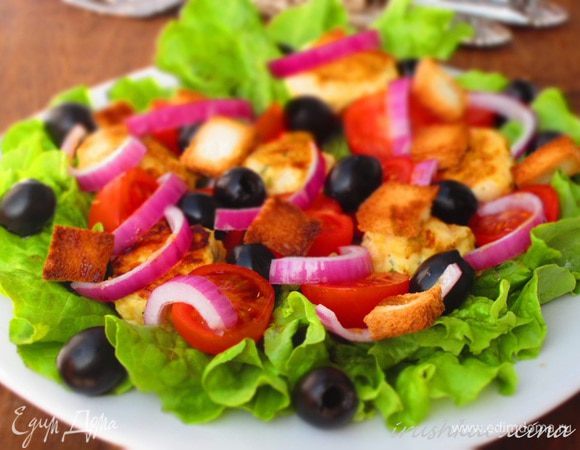 Заправка: Чеснок истолочь,добавить оливковое масло,бальзамический уксус,соль,перец и хорошо перемешать.На блюдо выложить листья салата,фрикадельки,лук,оливки,помидорки. Полить заправкой и посыпать сухариками.Приятного аппетита:)