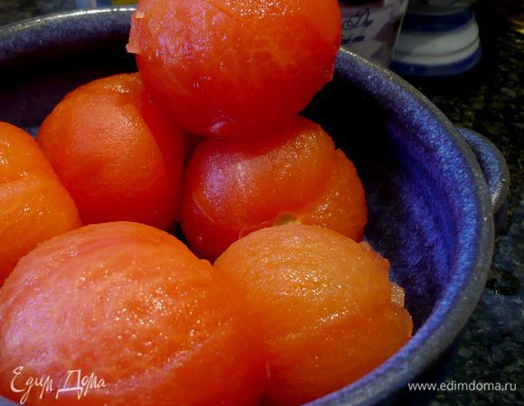 Отварим рис почти до готовности. Морепродукты и креветки разморозим, образовавшуюся воду сольем. Сольем воду с риса, промоем его и откинем на сито. Помидоры надрежем крестообразно и зальем на пару минут кипятком, сольем кипяток, снимем с помидоров  кожицу. 