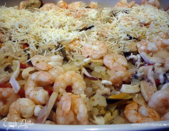 Грудку выкладываем на цукини и баклажаны, сверху кладем паприку, помидоры и морепродукты, заливаем горячим бульоном и посыпаем пармезаном. 