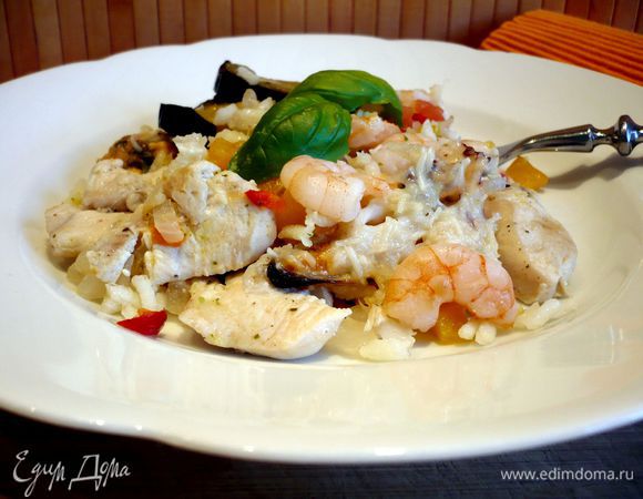 Ставим в духовку на 15 минут. И вот он — наш рис с овощами и морепродуктами! Угощайтесь!