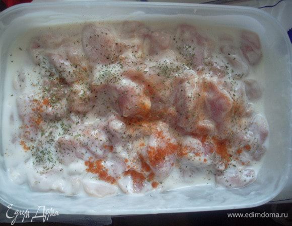 Очистить куриные бедрышки от кожи и жира. Срезать мясо от кости (я из косточек бульон варю для других целей, поэтому немного мяса на них оставляю) и порезать на кусочки размером около 2-3 см. Всего у меня получилось около 300 грамм порезанного филе.
Замочить в кефире, добавить соль и специи по вкусу. Оставить минимум на 30 минут, а лучше на ночь в холодильнике.