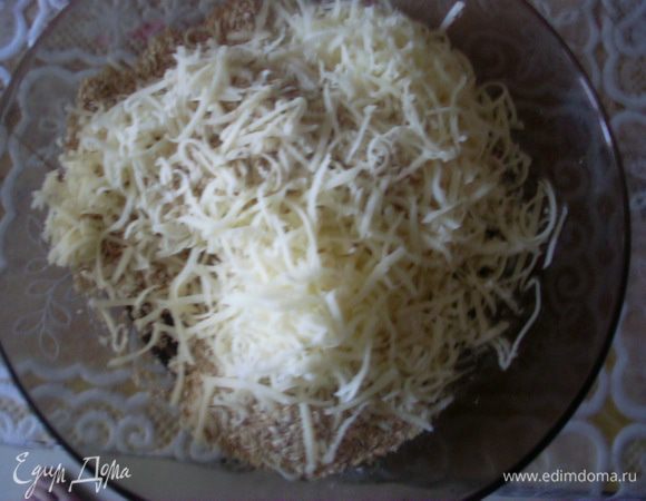 Поставить разогреваться духовку до 200 градусов. 
Натереть на терке сыр. Смешать 100 грамм сыра с отрубями и панировать кусочки курицы. Сыр кончится раньше отрубей, т.к. они сползают вниз. Добавить оставшийся сыр и закончить панировку.
Выкладывать на тефлоновый лист - от него гарантированно все отлипает.