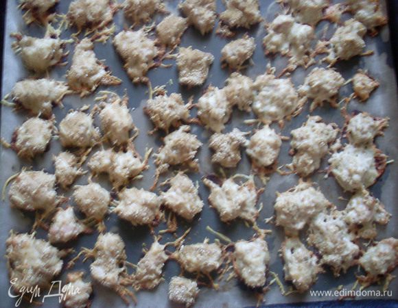 Выпекать в разогретой духовке 20 минут. Нижний слой подзолотится. 
Сыр становится хрустящим, а внутри  нежная, сочная курочка.
Из грудок тоже вкусно получается.