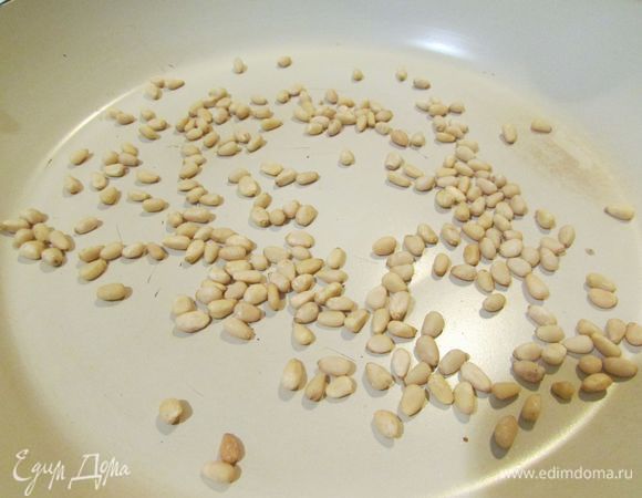Кедровые орехи прокалить на горячей сковородке и оставить остывать.