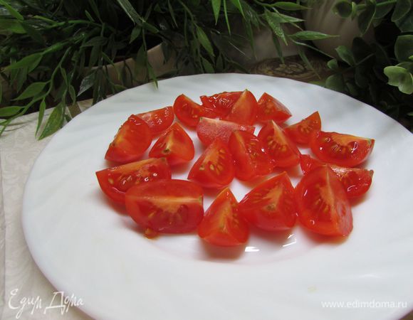 Помидоры черри вымыть, обсушить, нарезать на равные дольки.