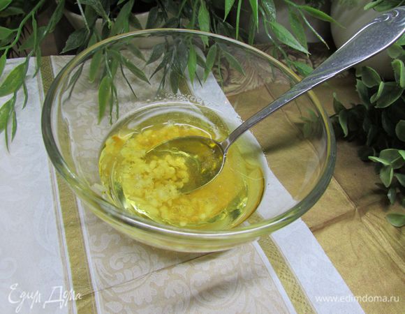 Для заправки соединить оливковое масло (30 мл), уксус, чеснок (выдавить через пресс), сахар и соль. Всё хорошо перемешать до растворения сахара и соли. 