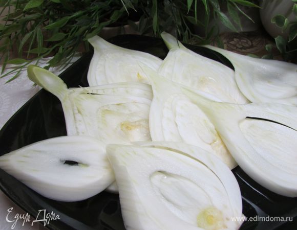 Фенхель промыть, обрезать грубые стебли, очистить от верхнего твердого слоя. Нарезать тонкими пластинами (я воспользовалась тёркой для корейской моркови с широким лезвием).