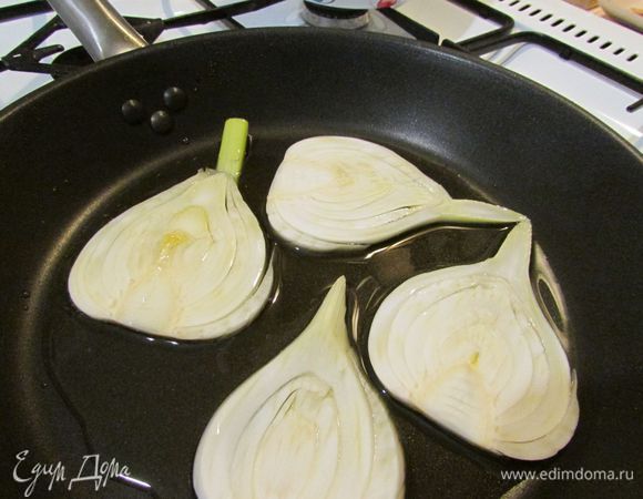 Фенхель обжарить на оливковом масле с двух сторон в течение 3-4 минут, слегка посолить, поперчить.