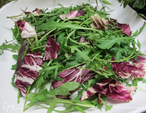 Салатный микс вымыть, хорошо обсушить.