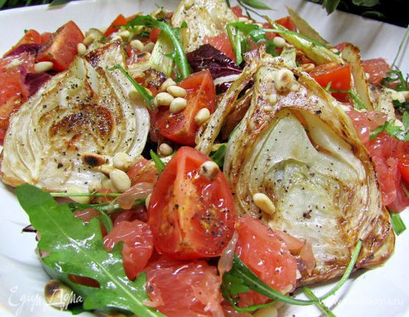 На тарелку выложить салатные листья, кусочки грейпфрута, нарезанные помидоры черри. Поперчить свежемолотым чёрным перцем. Сбрызнуть заправкой. Сверху выложить жаренный фенхель и украсить кедровыми орешками.
Приятного аппетита!