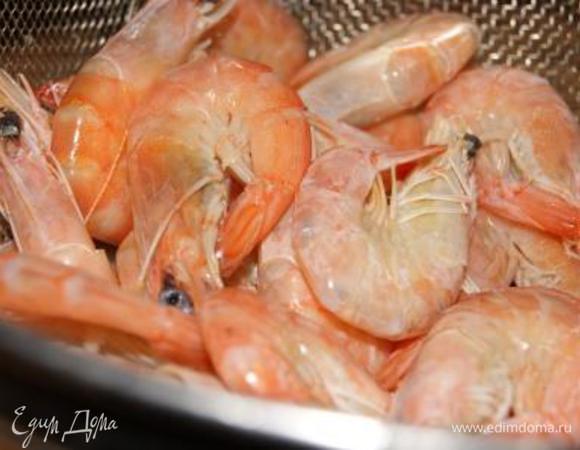 Креветки довести докипения, почистить.