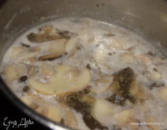 Грибы отварить в 300 мл. воды. Сохранить отвар, грибы нарезать кусочками.