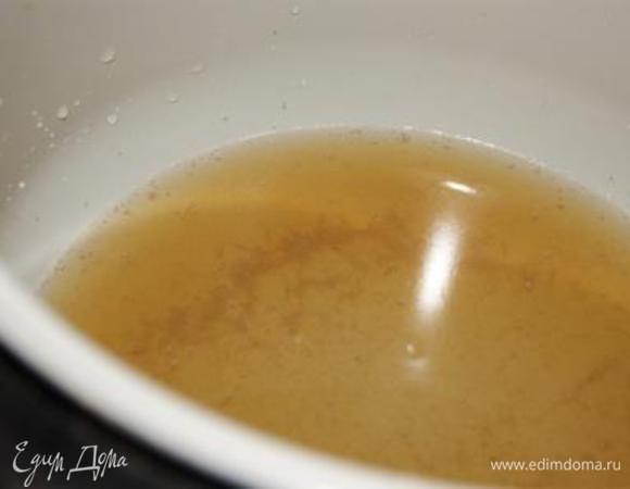 В мультиварку влить грибной отвар, добавить сливочное масло.