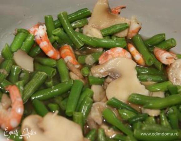 Добавить креветки, грибы, фасоль, посолить, перемешать, установить режим "запекание" на 30 минут.
