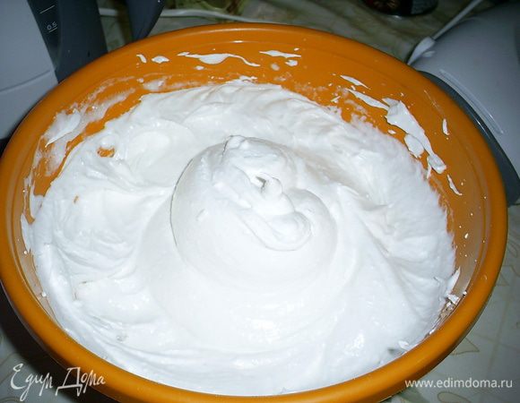 Охлажденные белки взбиваем в идеально чистой и сухой посуде. Главное, чтоб туда не попало ни капельки жира. Взбиваем белки до устойчивых пиков. затем, не прекращая взбивания, начинаем понемногу добавлять к ним сахар с ванилином. Взбиваем до тех пор, пока не введем в белки весь сахар. У нас должна получиться глянцевая блестящая масса с устойчивыми пиками. Не обязательно взбивать до тех пор, пока весь сахар полностью растворится.