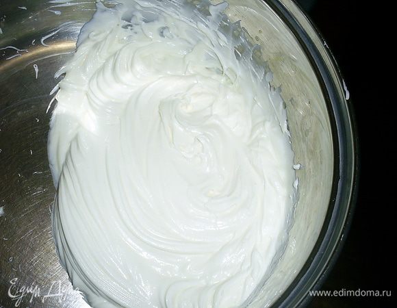 Взбиваем размягченное сливочное масло. Оно, как и карамель, должно быть комнатной температуры, тогда крем не расслоится.
