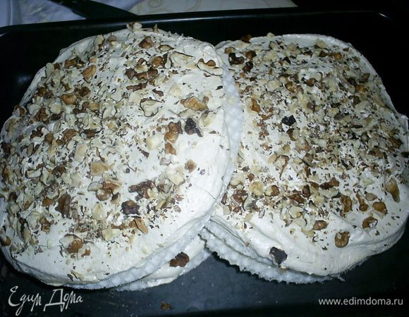 Сушим наше безе в прогретой до 110-120 градусов духовке 60-70 минут. Безе должно полностью высохнуть и стать полностью сухим и внутри. Точное время будет зависеть, как от толщины белкового слоя, так и от особенностей вашей духовки. Готовому безе дать вылежаться сутки.