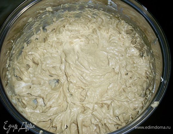 Так выглядит готовый крем. По желанию в него можно еще добавить ложечку коньяка. Но это необязательно. У крема и так потрясающий карамельный вкус и аромат.