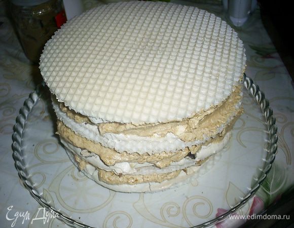 Переслаиваем кремом готовые коржи. Все, кроме верхнего, кладем орехами вверх. Последний корж кладем орехами вниз, чтоб обеспечить ровную поверхность. Ставим торт в холодильник, а сами займемся белковым кремом.