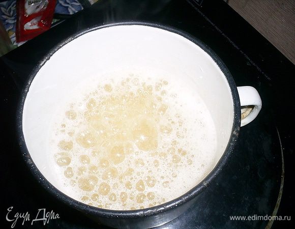 Агар-агар замочим в столовой ложке воды. (Его наличие совсем не обязательно, но желательно, он поможет готовому крему лучше держать форму.) Тем временем сахар смешаем с водой в небольшой емкости и поставим увариваться сироп.  На фото вы видите начало кипения. Сироп бурно кипит.