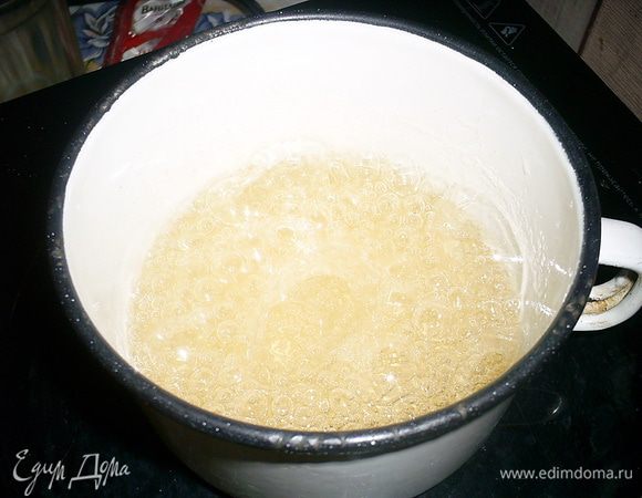 Если у вас есть термометр, увариваем сироп до 120 градусов, если нет - капля сиропа, если ее капнуть на выпуклую сторону холодной столовой ложки, должна держать форму и не расплываться. Сироп кипит медленно, пузырьки маленькие. Теперь высыпаем в сироп лимонную кислоту и энергично размешайте. Если у вас есть агар-агар, добавляем и его и размешиваем 15 секунд. Сироп начнет сильно пениться, но быстро успокоится.