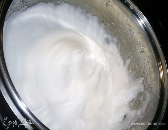 Тем временем взбиваем охлажденные белки до устойчивых пиков.