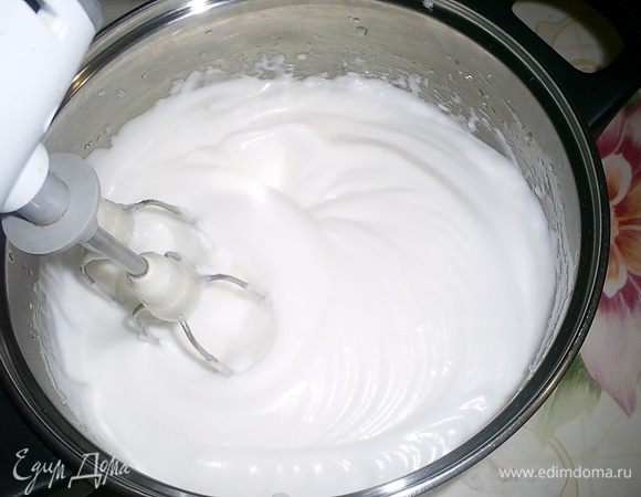 Не прекращая взбивания, тоненькой(!) струйкой вливаем в белки сироп и все время взбиваем миксером.
