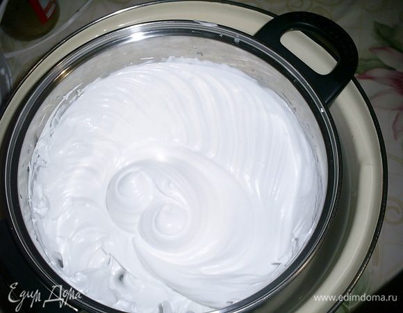 Теперь ставим нашу емкость с кремом в кастрюлю с холодной (чем холоднее, тем лучше) водой и взбиваем до полного охлаждения крема. Крем на глазах становиться в се более и более рельефным.