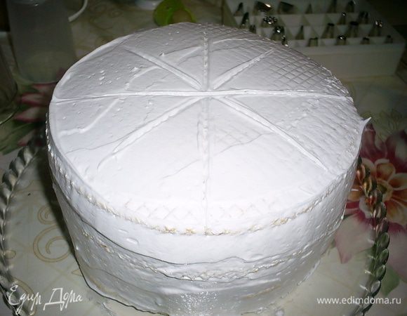Теперь покрываем бока и верх торта белковым кремом, выравниваем поверхность. На этом можно и остановиться, а можно украсить торт кремом по вашему вкусу.